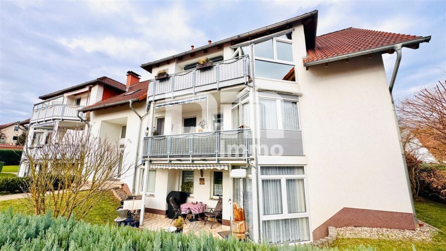 Schöne Dachgeschosswohnung mit umfangreicher Ausstattung, zwei Balkonen und Stellplatz - Frontansicht